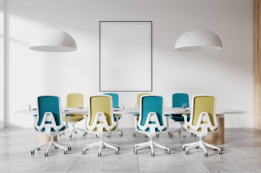 Mavi ve yeşil sandalyeli modern konferans odası, beyaz duvarlı büyük boş çerçeveli poster, parlak iç mekan, çalışma alanı konsepti. 3B Hazırlama