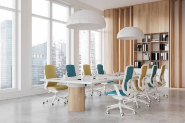 Konferans salonunun köşesindeki koltuk, masa, beton zemin. Rafları ve klasörleri olan rahat bir toplantı alanı. Singapur gökdelenlerinin panoramik penceresi. 3B görüntüleme