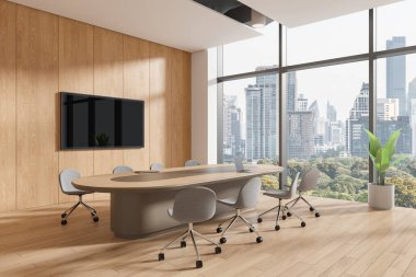 Duvarda pano, sandalye, dizüstü bilgisayar ve TV ekranı olan iç mekan manzarası. Bangkok gökdelenlerinde panoramik pencereli ahşap konferans odası. 3B görüntüleme