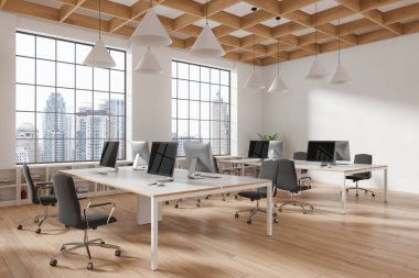 Bilgisayar masası ve sandalyeli modern açık ofis, ahşap tavan, büyük pencereler, şehir arka planı, çağdaş çalışma alanı kavramı. 3B Hazırlama