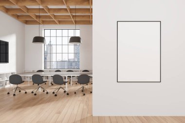 Masası ve sandalyeleri olan şık bir ofis dekorasyonu ve televizyon ekranı olan bir konferans odası. Bangkok gökdelenlerindeki panoramik pencere ve tuval posterleri. 3B görüntüleme