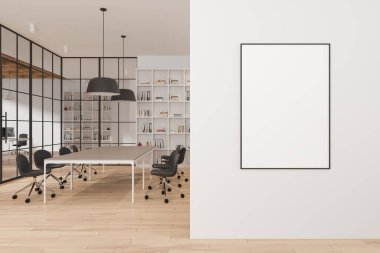 Beyaz bir duvarda boş çerçeveli bir poster, siyah sandalyeler ve masa, arka planda cam bölmeler, iş konsepti olan modern açık ofis. 3B Hazırlama
