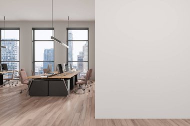 Koltukları, bilgisayarları ve ahşap zemini olan şık bir ofis. Bangkok gökdelenlerinde panoramik penceresi olan minimalist çalışma odası. Boş duvar bölmesini düzenle. 3B görüntüleme