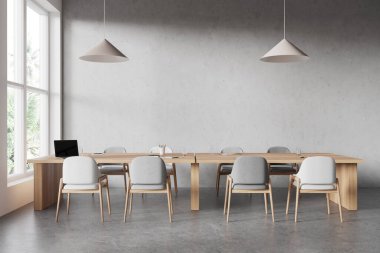 Modern konferans odası ahşap masa, gri ofis sandalyeleri, ve büyük pencereler, minimalist tasarım, gri beton arka plan. İşbirlikçi çalışma alanı kavramı. 3B Hazırlama