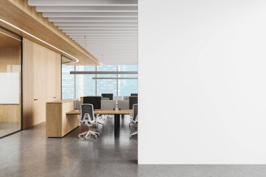 Ofis içi bilgisayar, koltuklar ve sıra sıra masalarla dolu. Ahşap ve cam toplantı odalı bir iş yeri. Singapur 'da panoramik pencere. Boş duvar bölmesini düzenle. 3B görüntüleme