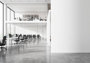 İki katlı ofis içinde bilgisayar ve sıralı masalar, panolu cam toplantı odası. Belgelerle dolu raflar. Tropik bölgelerde panoramik pencere. Boş duvar bölmesini düzenle. 3B görüntüleme