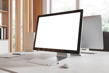 Ofis içi ile boş bilgisayar görüntüsü, ahşap masa, raf ve panoramik pencere ile yan görünüm ortak çalışma alanı. Web sitesi, pazarlama ya da iş ilanı. 3B görüntüleme