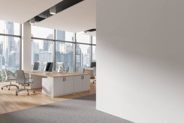 Masaları, bilgisayarları ve sandalyeleri olan modern ofis alanı, şehir manzaralı geniş pencereler, ışık arka planı. Ortak çalışma konsepti. 3B Hazırlama