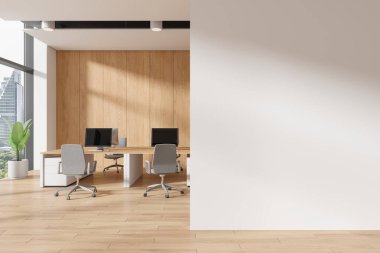 Masaları ve sandalyeleri olan modern ofis, ahşap duvar panelleri, büyük pencereler, ve parlak boş beyaz bir duvar, çalışma alanı modeli konsepti. 3B Hazırlama