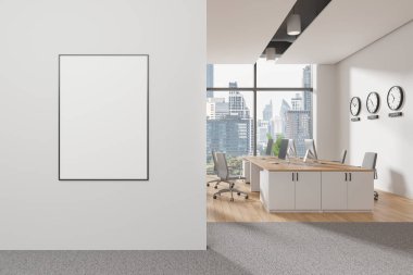 Bilgisayarlarla birlikte çalışan modern iç mekan. Masalarda, halılarda parke döşemede. Gökdelenlerde panoramik penceresi olan bir iş yeri. Duvar bölmesindeki tuval posterini taklit et. 3B görüntüleme