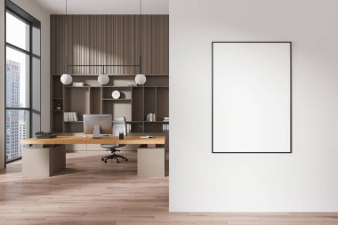 Modern ofis içi ahşap masa, raflar, ve duvarında büyük çerçeveli boş poster, parlak ferah alan, çağdaş çalışma alanı kavramı. 3B Hazırlama