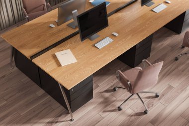 Masalarda bilgisayar masaüstüyle ahşap iç mekan, parke zeminde koltuklar. Şık takım köşesinde minimalist mobilyalarla çalışıyor. 3B görüntüleme