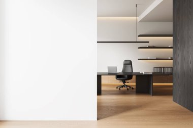 Beyaz ve ahşap iç mekan, siyah masa ve sandalyede dizüstü bilgisayar, raf ve ahşap zemin klasörleri. Boş duvar bölümüyle danışmanlık yapmak. 3B görüntüleme