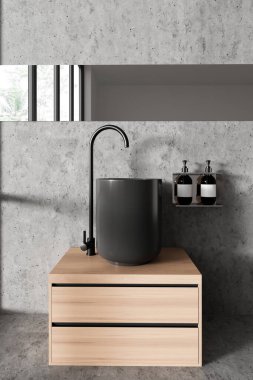 Gri taşlı otel banyosu. İçi siyah lavabo, yuvarlak musluk karıştırıcı monte edilmiş. Ahşap kibir ve aksesuarlı raf. Tropik bölgelerde panoramik pencere. 3B görüntüleme