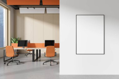 Çalışma odasının içinde masalar, bilgisayarlar ve bölücüler var. Gökdelenlerde panoramik penceresi olan renkli takım işyeri. Uzay tuvali posterini kopyala. 3B görüntüleme