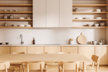 Ahşap mutfak iç kısmı yemek masası ve sandalyelerle dolu. Lavabo ve elektrikli ocak, tabak ve tabaklar tezgahta. Modern dairede yemek dolabı ve yemek odası. 3B görüntüleme