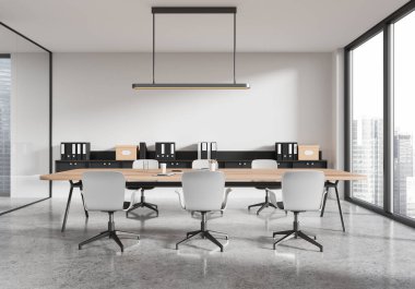 Geniş bir masa ve ergonomik sandalyeli modern konferans odası, geniş pencereli, minimal dekorlu, parlak ışıklandırmalı, ofis alanı kavramlı. 3B Hazırlama