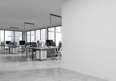 Koltukların ve bilgisayarların olduğu köşedeki ofis manzarası, beton zemin. Gökdelenlerde panoramik penceresi olan endüstriyel çalışma odası. Boş duvar bölmesini düzenle. 3B görüntüleme