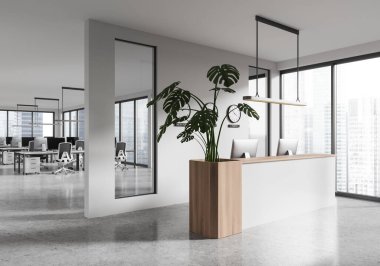 Resepsiyon masası ile iş içi manzarası, çalışma alanı bilgisayarlı masalar beton zemin üzerinde. Singapur gökdelenlerinin panoramik penceresi. 3B görüntüleme