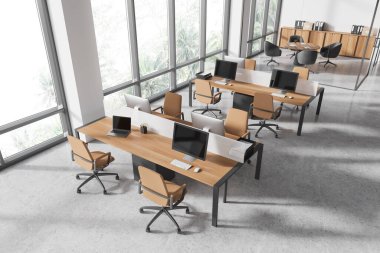 Birlikte çalışma ve cam konferans salonu, ahşap masalarda bilgisayar ve sıralardaki koltuklar ile iş dünyasının en üst görüntüsü. Tropik bölgelerde panoramik pencere. 3B görüntüleme