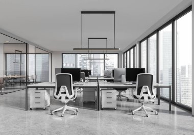 Koltukları, bilgisayarları ve beton zemini olan bir endüstri bürosu. Singapur gökdelenlerinde panoramik pencereli cam iş alanı. 3B görüntüleme