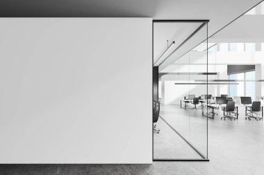 Sıralarda, beton zemin üzerinde bilgisayar olan modern bir iç mekan. Toplantı odası olan çalışma alanı, Singapur 'da panoramik pencere. Boş duvar bölmesini düzenle. 3B görüntüleme