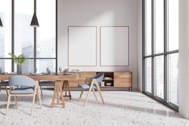 Geniş pencereli, hafif ahşap mobilyalı ve mavi sandalyeli modern yemek odası. Minimalist tasarım, şehir manzaralı arka plan. Parlak çağdaş tasarım. 3B görüntüleme.