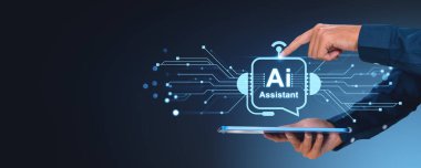 Tablet kullanan bir işadamı, dijital ağ hatları olan parlayan yapay zeka asistanı hologram Hud 'u kullanıyor. Yapay zeka ve makine öğrenme kavramı. Boşluğu kopyala