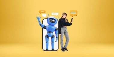 Bir kadın telefon ekranından çıkan dost canlısı mavi bir robotun yanında dururken akıllı telefon kullanıyor. Sarı arka plan. İnsan-robot etkileşimi ve teknolojisi kavramı
