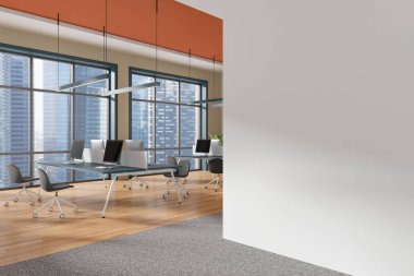 Geniş pencereli ve masalı modern ofis içi. Model için boş duvar. Çalışma alanı tasarımı kavramı. 3B Hazırlama