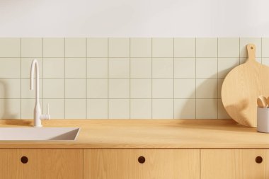 Temiz minimalist mutfak tezgahı, açık renkli fayanslar ve ahşap dolaplar, modern beyaz bir musluk ve ahşap çatallar. 3B Hazırlama