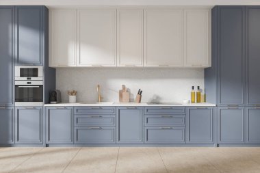 Klasik beyaz ve mavi mutfak. Dolabın içi, mutfak gereçleri ve fırını olan altın lavabo. Rafları ve aletleri olan şık bir yemek alanı. 3B görüntüleme