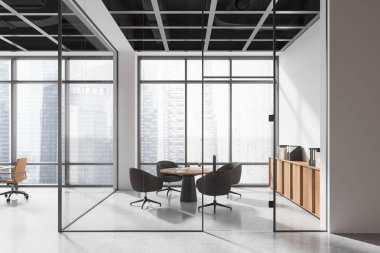 Cam duvarlı modern konferans odası, sandalyeli yuvarlak masa, şehir gökdelenlerinin arka planına karşı hafif minimalist tasarım. İş konsepti. 3B Hazırlama