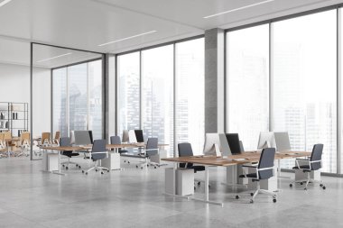 İçinde cam toplantı odası olan modern bir iş yeri. Masasında bilgisayar ve koltukları olan bir çalışma alanı. Singapur gökdelenlerinin panoramik penceresi. 3B görüntüleme