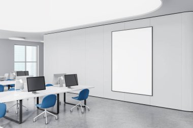 Çalışma alanının mavi sandalyeli iç görünümü, satır zemininde bilgisayar olan masalar. Singapur gökdelenlerinin panoramik penceresi. Tuvalin posterini hazırla. 3B görüntüleme