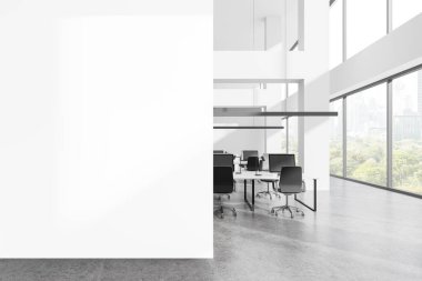 Beyaz, modern, ortak çalışan bilgisayar. Masalarda, beton zemin üzerinde. Bangkok gökdelenlerinde panoramik pencereli şık bir iş yeri. Boş duvar bölmesini düzenle. 3B görüntüleme