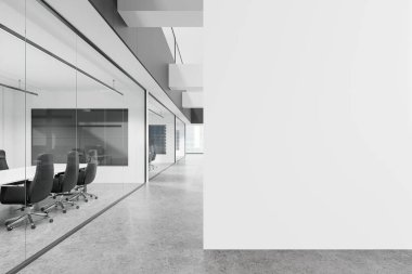 Cam konferans odaları olan siyah beyaz ofis. Sırayla, beton zeminde minimalist mobilyalar. Gökdelenlerin panoramik penceresi. Boşluğu kopyalamak için duvar bölümü boş. 3B görüntüleme