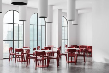 Geniş kemerli pencerelere karşı kırmızı sandalyelerin ve yuvarlak masaların yer aldığı modern bir kafe. Arka plan şehir manzarasını gösteriyor. Çağdaş yemek alanı kavramı. 3B Hazırlama.