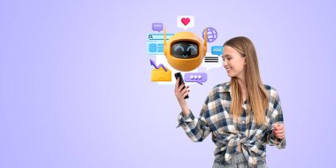 Elinde telefonla gülümseyen kadın, web pencereli robot ikonu, konuşma baloncukları ve arama çubuğu. Online asistan, internet, makine öğrenme ve sosyal medya kavramı. Boşluğu kopyala