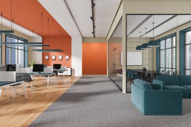 Parlak ofis içi rahatlama, birlikte çalışma ve projeksiyon ekranlı cam toplantı odası. Sıraya dizilmiş bilgisayar bilgisayarları. Singapur gökdelenlerinin panoramik penceresi. 3B görüntüleme