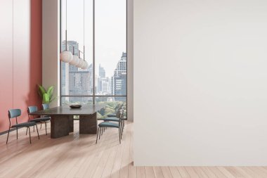 Kırmızı ve beyaz oturma odasının içinde yemek masası ve mavi sandalyeler, ahşap döşeme. Bangkok gökdelenlerinin panoramik penceresi. Boş duvar bölmesini düzenle. 3B görüntüleme