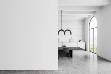 Beyaz ev mutfağı. Siyah yemek masası ve sandalyeler. Gri beton zeminde yemek dolabı. Bangkok 'ta panoramik kemerli pencere. Boş duvar bölmesini düzenle. 3B görüntüleme