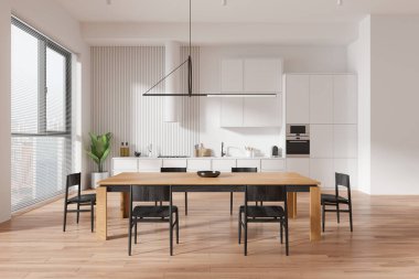 Ahşap bir masası ve ahşap zeminde siyah sandalyeleri olan minimalist bir yemek alanı olan modern mutfak. Büyük pencerelerden gelen parlak, doğal ışık. Çağdaş yaşam. 3B Hazırlama.