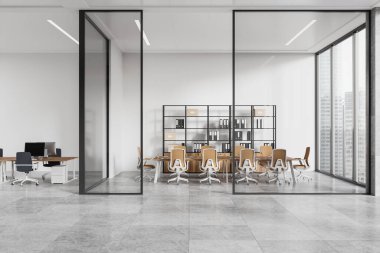 Beyaz konferans masası, koltuklar, cam bölmeler. Bilgisayarlarla ortak çalışma alanı. Singapur gökdelenlerinin panoramik penceresi. 3B görüntüleme