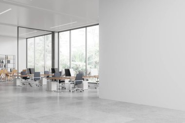 Çalışma odası ve cam toplantı odası olan beyaz ofis manzarası, klasörlü raf. Sıraya dizilmiş bilgisayar bilgisayarları. Panoramik pencere ve duvar bölümlerini kopyala. 3B görüntüleme