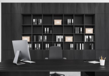 Müdürün odasının içi bilgisayarla dolu, siyah masada, yakın plan. Bulanık koltuk ve klasörlü raf. Klasik mobilyalı minimalist ceo işyeri. 3B görüntüleme