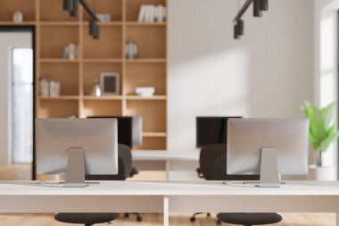 Bilgisayarlı çalışma masası, iç mekan ile koltuklar ve dekorasyonlu raflar. Ürün gösterimi için bir model. 3B görüntüleme