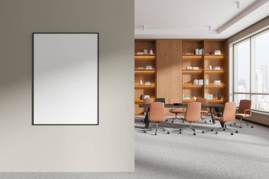 Görüntü, duvarında boş çerçeveli bir poster olan bir ofis içini gösteriyor. Sandalyeler ve ahşap kitaplıklarla çevrili bir konferans masası var. 3B Hazırlama