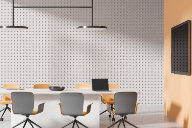 Sandalyeler ve tahtalarla modern konferans, renkli duvarlarda televizyon ekranı. Taş masada dizüstü bilgisayarlı konferans alanı, beton zemin. 3B görüntüleme