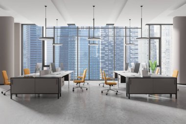 Parlak masaları, bilgisayarları ve sarı sandalyeleri olan çağdaş bir ofis. Büyük pencereler, modern çalışma alanı konseptini geliştirmek için şehir manzarası sunuyor. 3B Hazırlama.